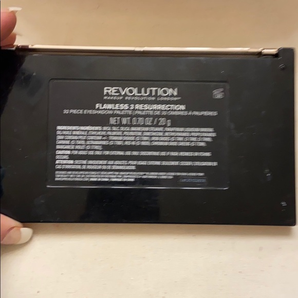 Revolution eye shadow palette - Picture 4 of 4